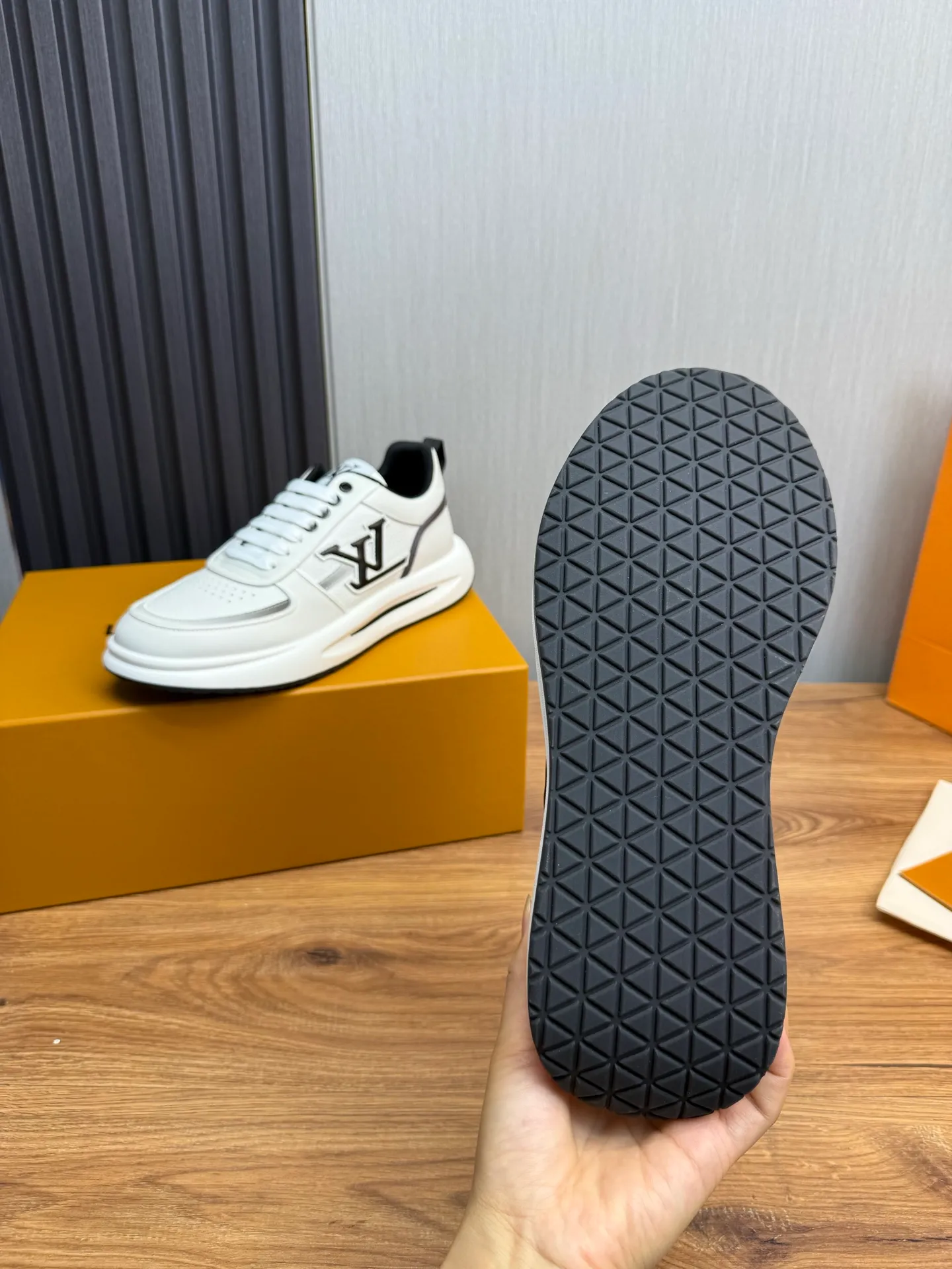 Men's shoes 💰820💰 Lv. Top purchasing agent 🇮🇹 Louis Vuitton, sports shoes counter synchronization, uppers imported from Italy, high-quality splicing and complex handicrafts, imported mesh pads are soft and comfortable, soles: original factory special soles, TPU exclusive movable molded soles super comfortable, original factory single goods, 🔍🔍high quality, you can enter and exit the counter at will, welcome to compare, code number 38-44 (Customized 38.45)